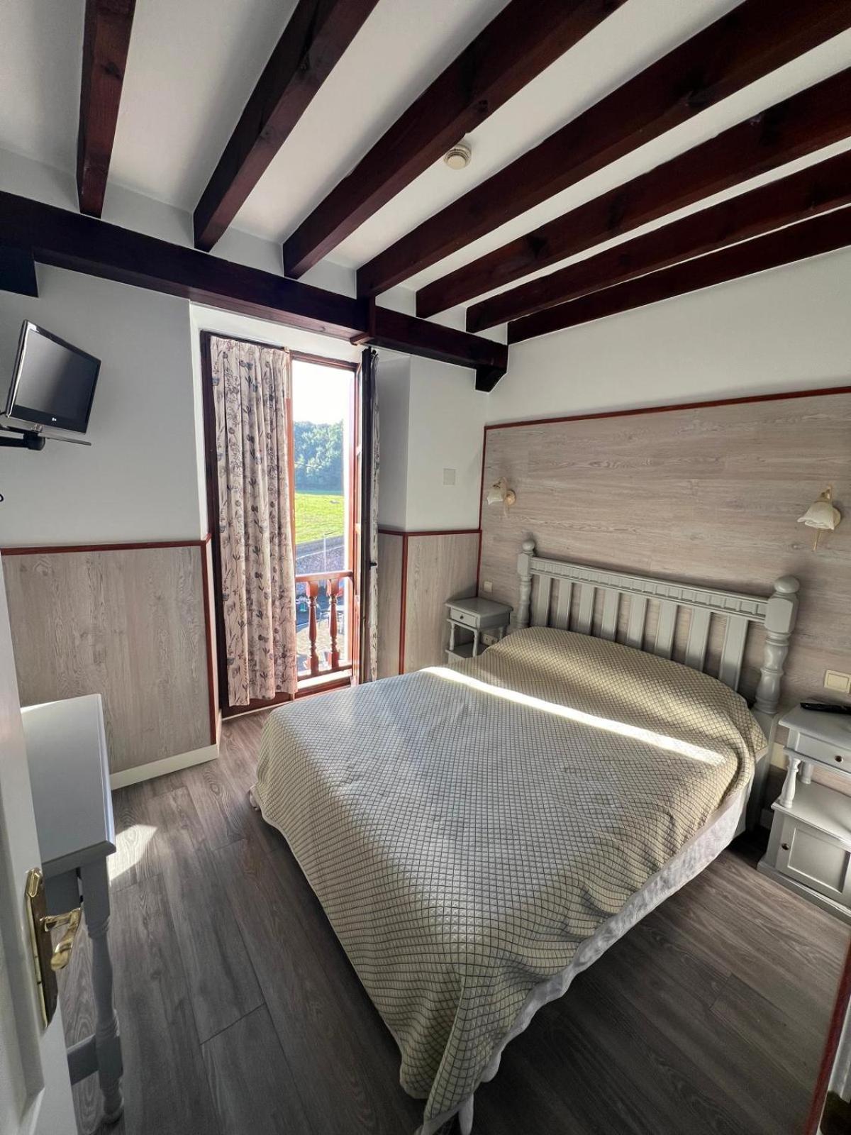 Hotel Villa Maria Revilla De Camargo Buitenkant foto